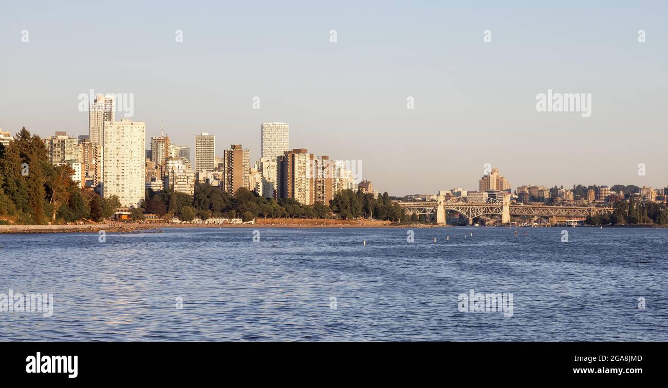 Blick auf Gebäude in einer modernen Stadt an der Westküste des Pazifiks Stockfoto