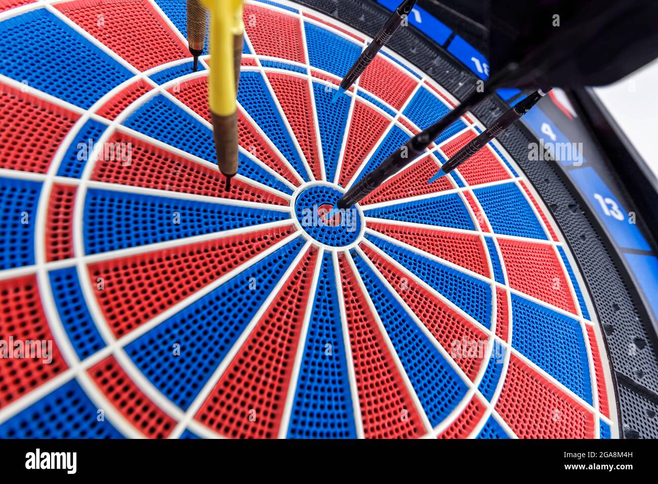 Elektronische Darts Wandtafel und Darts darauf Stockfoto