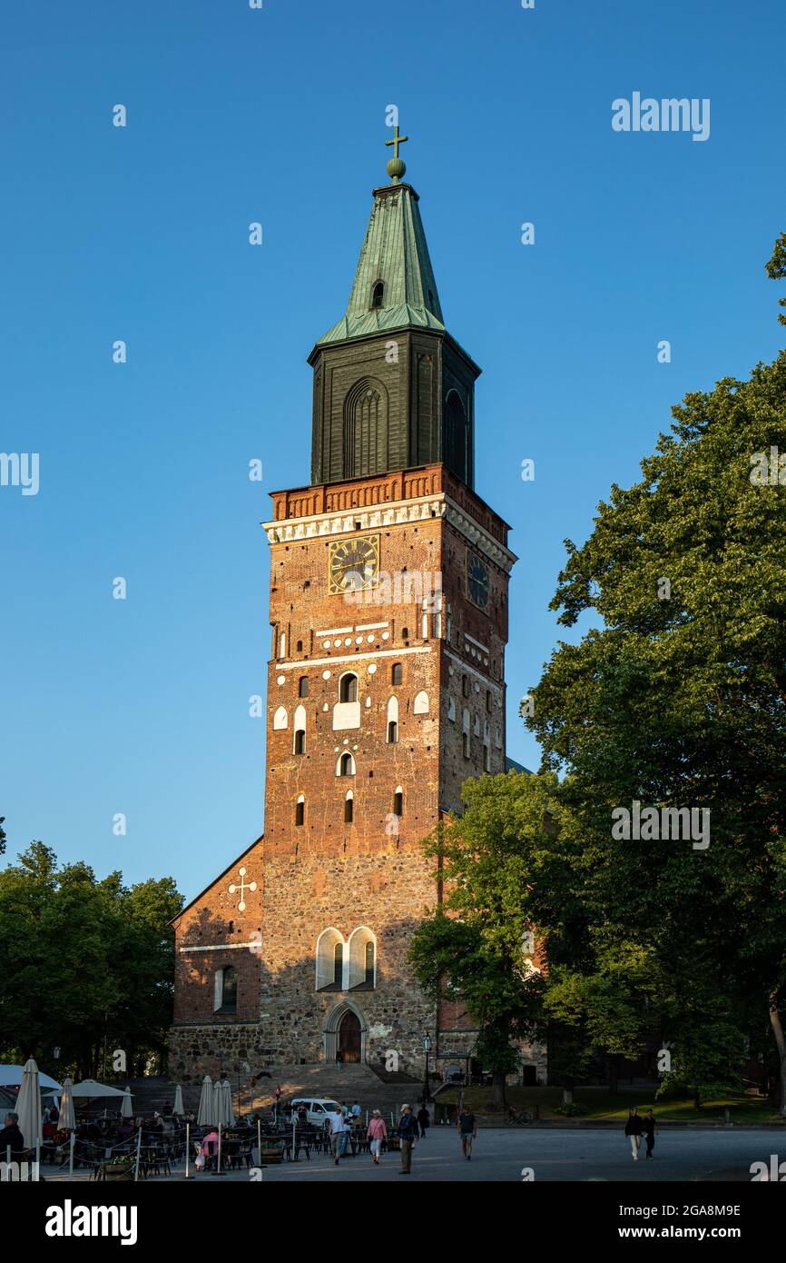 Turun tuomiokirkko oder Turku-Kathedrale, die von untergehenden Sonnenstrahlen in Turku, Finnland, erleuchtet wird Stockfoto