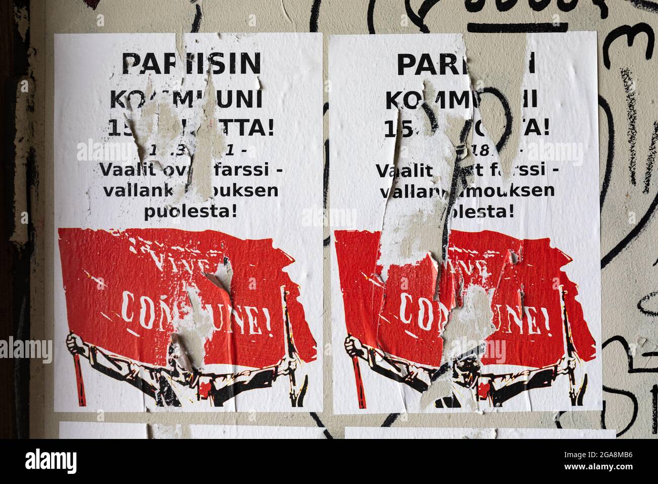 Vive la Commune! Zerrissene Plakate zum 150. Jahrestag der Pariser Kommune und zur Förderung der Revolution in Turku, Finnland. Stockfoto