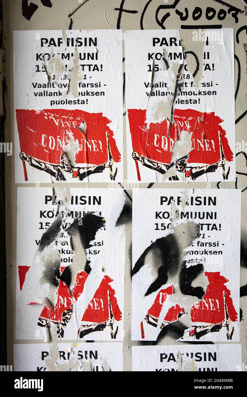 Vive la Commune! Zerrissene Weizenplakate zum 150. Jahrestag der Pariser Kommune. Turku, Finnland. Stockfoto