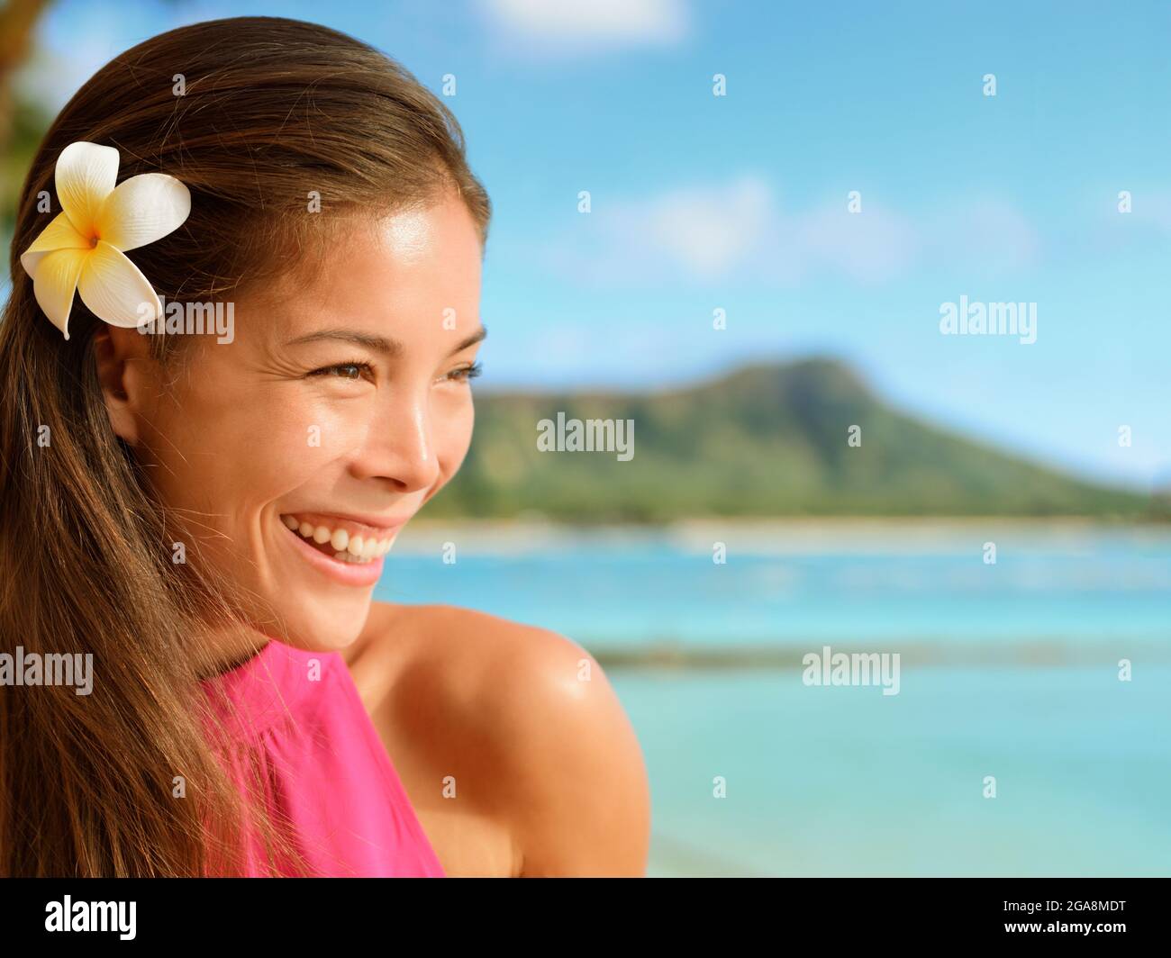 Glückliche Frau Mit Frangipani Blume Im Haar Stockfoto