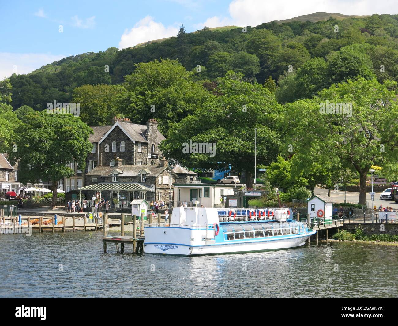 Miss Cumbria III, eines der Boote für Lake Windermere Kreuzfahrten, vertäute an der Anlegestelle in Ambleside, der Tourismusbranche im englischen Lake District. Stockfoto