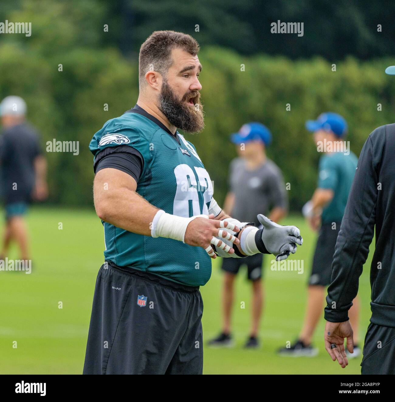 Philadelphia, Pennsylvania, USA. Juli 2021. Das Zentrum der National  Football League (NFL) JASON KELCE von den Philadelphia Eagles erwärmt sich  am zweiten Tag des Trainingslagers im NovaCare Complex in Philadelphia,  Pennsylvania. SMITH