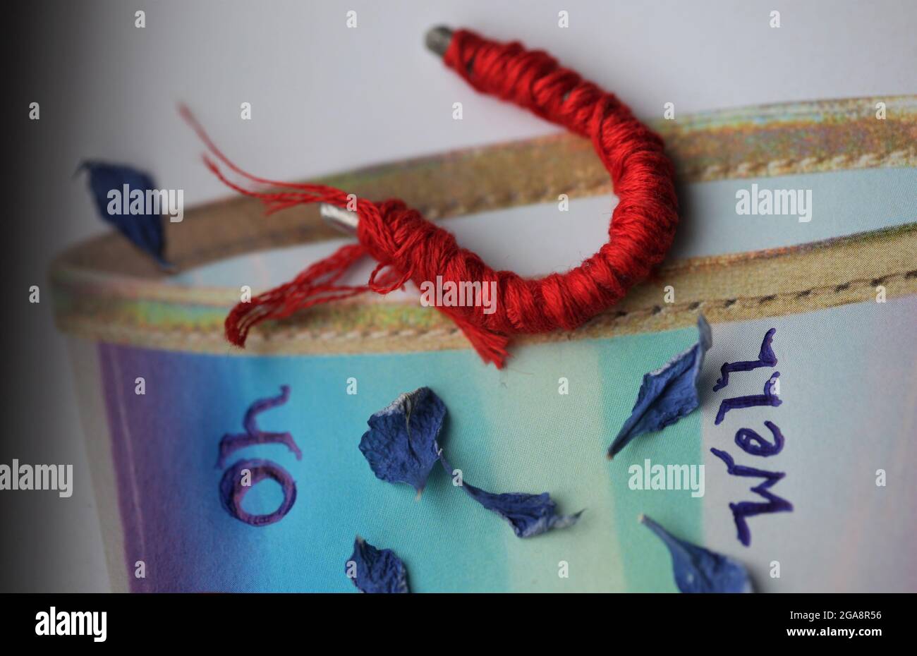 Collage aus gemischten Medien - konzeptuelle rote Threads auf Magnet „Oh ja“ Stockfoto