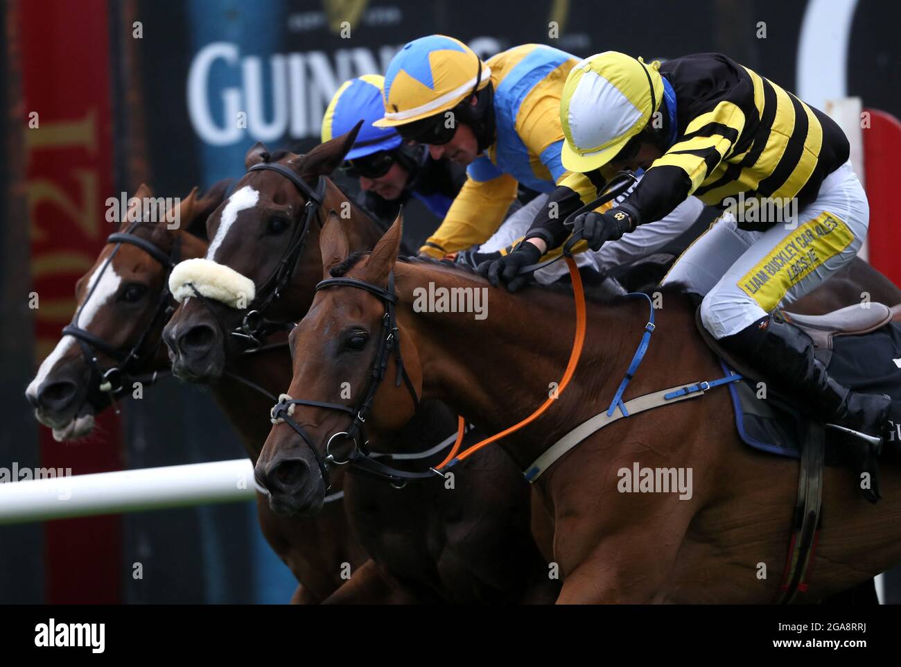 Macgiloney unter Jockey Dennis Hogan (rechts) gewinnt die Guinness 0.0% Handicap Hürde am vierten Tag des Galway Races Summer Festival 2021 auf der Galway Rennbahn. Bilddatum: Donnerstag, 29. Juli 2021. Siehe PA Story RACING Galway. Das Foto sollte lauten: Brian Lawless/PA Wire. EINSCHRÄNKUNGEN: Die Nutzung unterliegt Einschränkungen. Nur redaktionelle Verwendung, keine kommerzielle Nutzung ohne vorherige Zustimmung des Rechteinhabers. Stockfoto