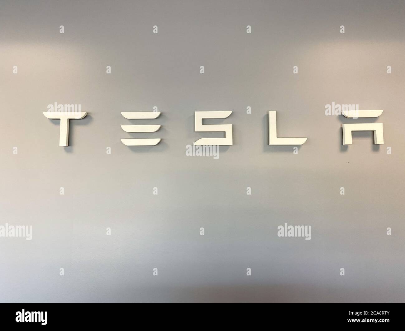 Tampa, FL USA - 31. Mai 2020: Das Tesla-Schild am Eingang des Tesla-Händlerbetriebs in Tampa, Florida. Stockfoto