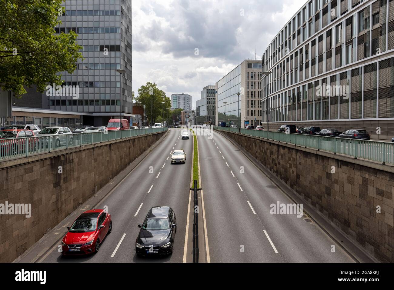 Große Straßen durch die Kölner Innenstadt Stockfoto