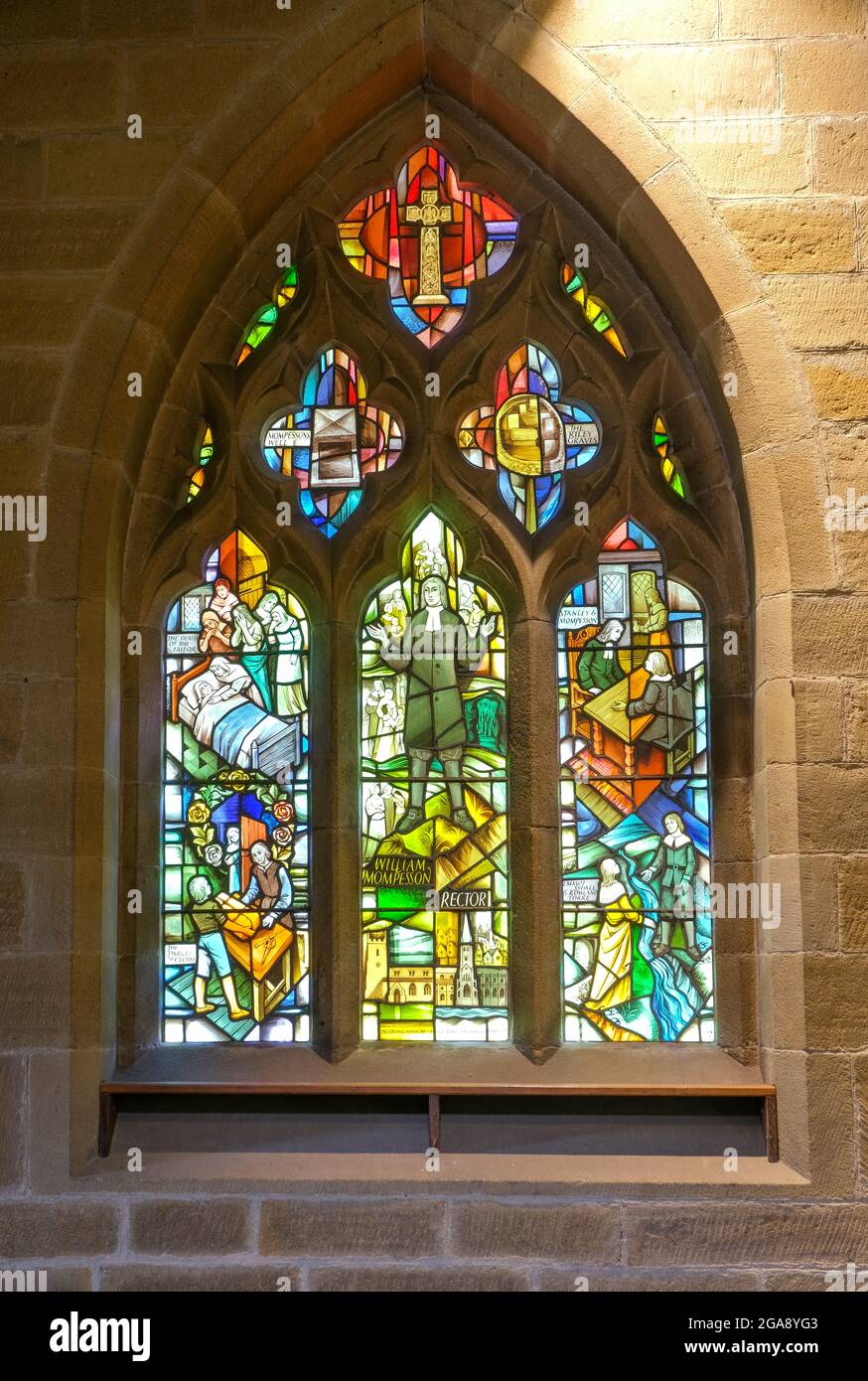 Das moderne Buntglasfenster erinnert an die Opfer, die die Bewohner im Pestdorf Eyam in Derbyshire gebracht haben. Stockfoto Das moderne Buntglasfenster erinnert an die Opfer, die die Bewohner im Pestdorf Eyam in Derbyshire gebracht haben. Stockfoto