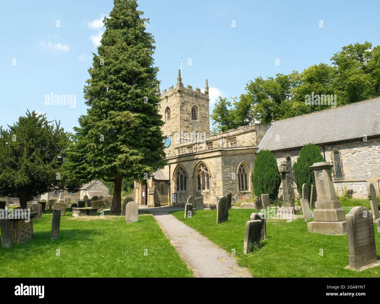 Die Pfarrkirche und der Kirchhof im Pestdorf Eyam in Derbyshire Stockfoto