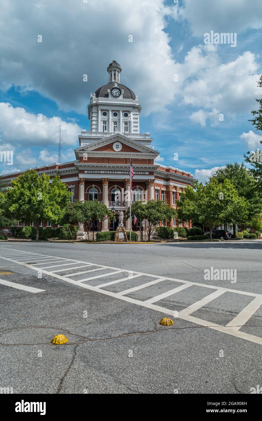 Morgan County Courthouse befindet sich auf dem Stadtplatz von Madison, Georgia ein Blick von der anderen Straßenseite an einem sonnigen Tag im späten Sommer Stockfoto