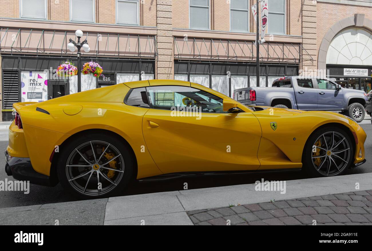 Seitenansicht eines gelben Ferrari 812 superfast geparkt auf der Straße von Victoria City, BC, Kanada-Juli 23,2021. Straßenansicht, Reisefoto, selektiver Fokus Stockfoto