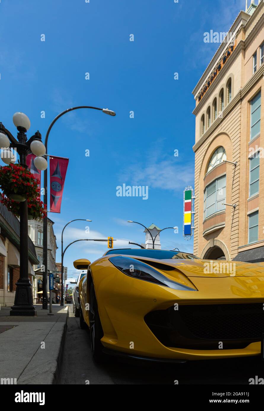 Vorderansicht eines gelben Ferrari 812 superfast geparkt auf der Straße von Victoria City, BC, Kanada-Juli 23,2021. Straßenansicht, Reisefoto, selektiver Fokus Stockfoto