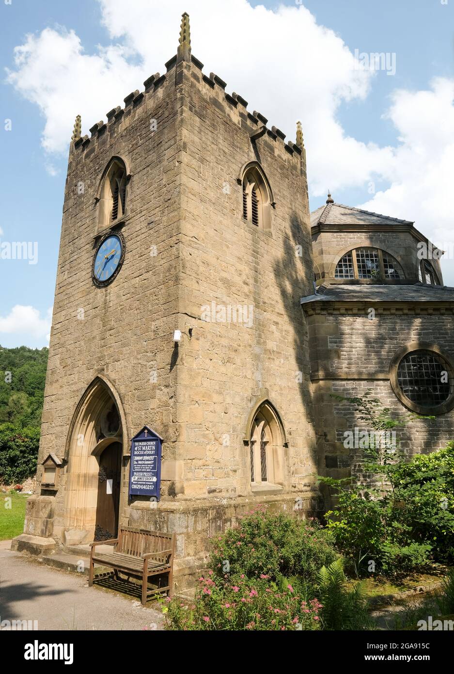 Die Kirche im Dorf Stoney Middleton in Derbyshire mit einem Uhrenturm und einer ungewöhnlichen achteckigen Form. Stockfoto Die Kirche im Dorf Stoney Middleton in Derbyshire mit einem Uhrenturm und einer ungewöhnlichen achteckigen Form. Stockfoto