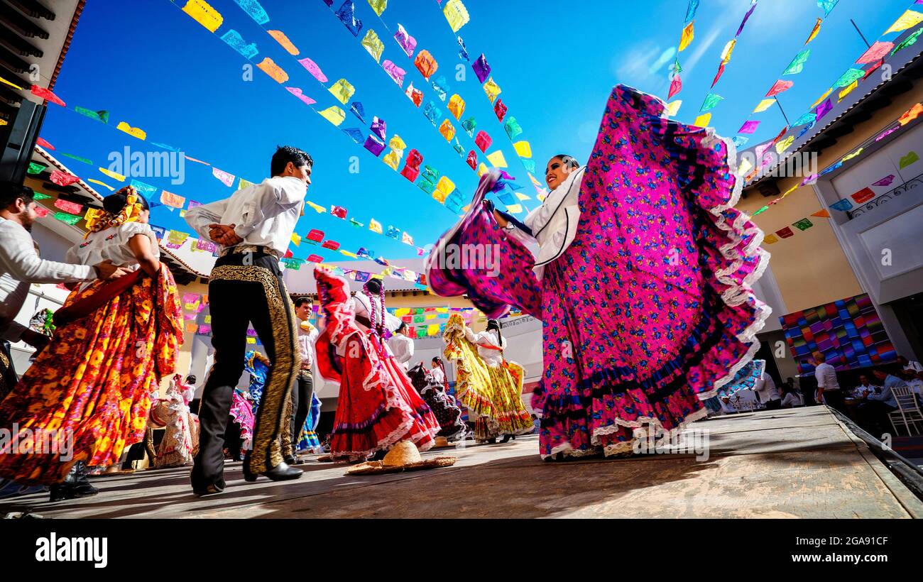 Puerto Vallarta, Mexiko - 28. Januar 2020 - Foto von Folklore-Tänzern, die in einem schönen traditionellen Kleid tanzen und die mexikanische Kultur repräsentieren. Stockfoto