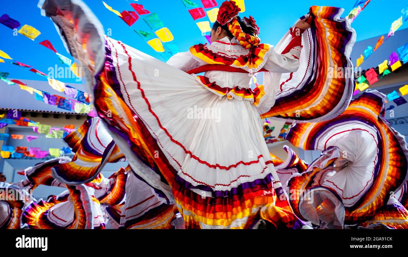 Puerto Vallarta, Mexiko - 28. Januar 2020 - Foto von Folklore-Tänzern, die in einem schönen traditionellen Kleid tanzen und die mexikanische Kultur repräsentieren. Stockfoto