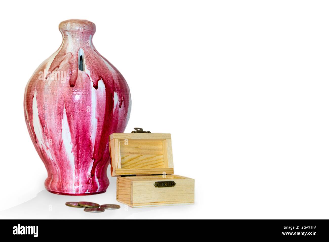 Nahaufnahme Bild Von Geldbehälter, Münzen Und Holzkiste Auf Weißem Hintergrund. Selektiver Fokus Stockfoto