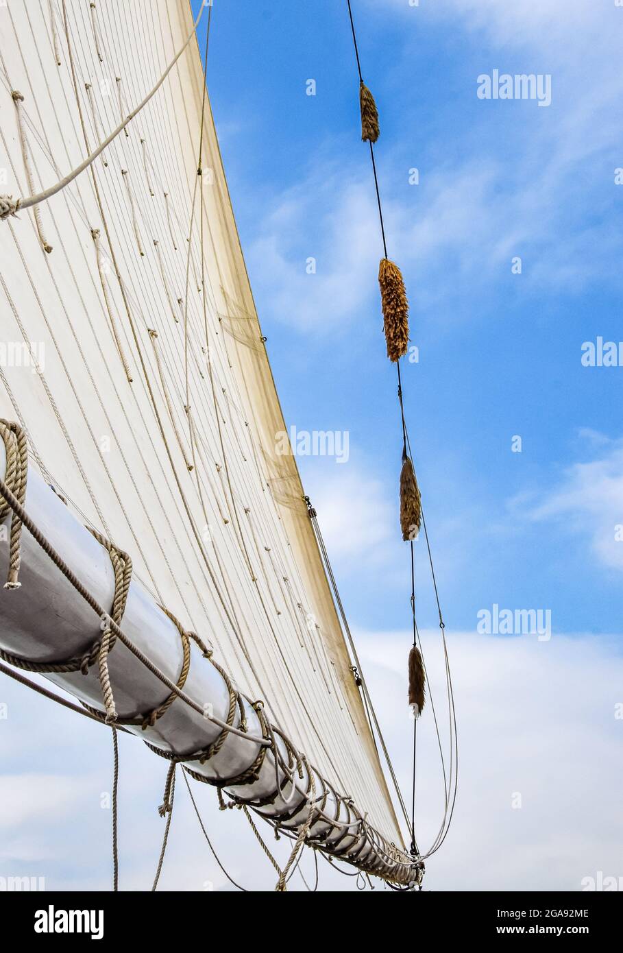Das Großsegel und der Boom eines historischen Segelschiffs. Speicherplatz kopieren. Stockfoto
