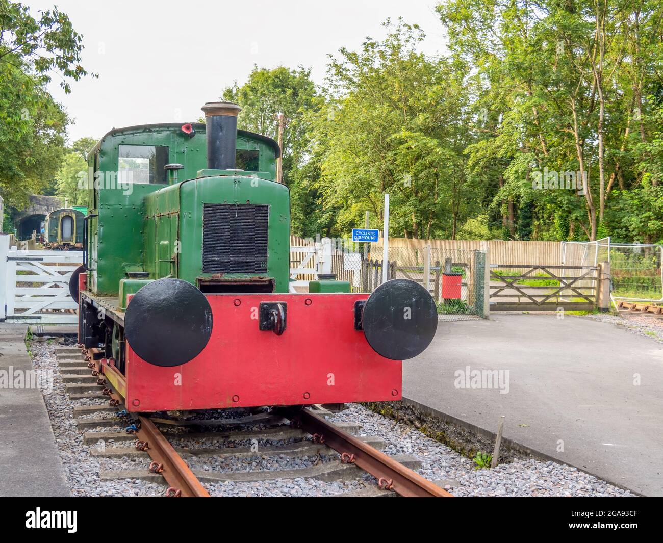 GREAT TORRINGTON, NORTH DEVON - JULI 17 2021: Vintage-Zug in der Nähe des lizenzierten Cafés Puffing Billy. Stockfoto