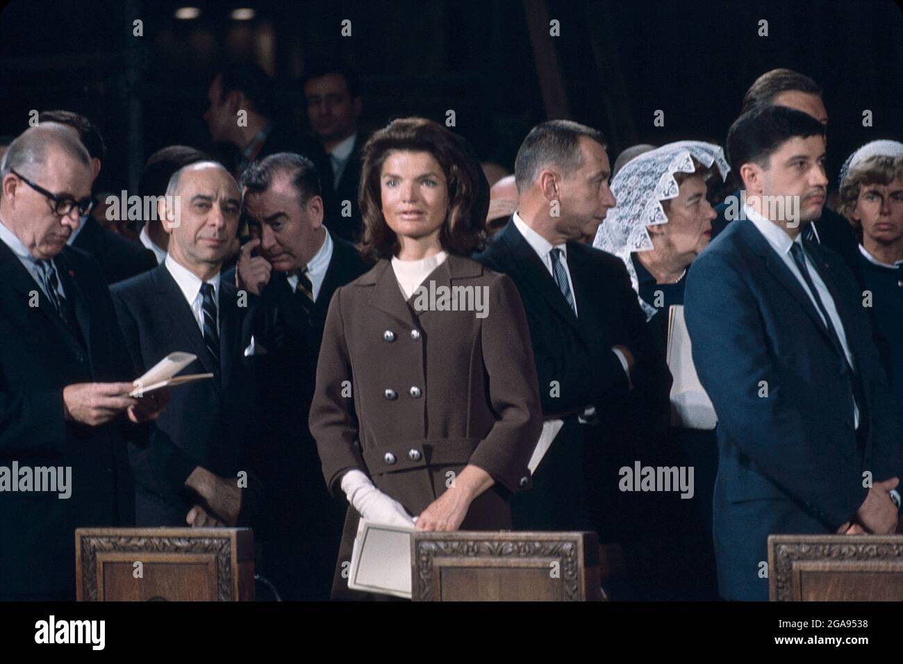Jacqueline Kennedy nimmt an der Messe in Robert F. Kennedys Beerdigung, St. Patrick's Cathedral, New York City, New York, USA, Teil Bernard Gotfryd, 8. Juni 1968 Stockfoto