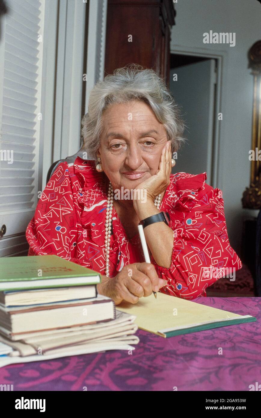 Betty Friedan (1921-2006), amerikanische feministische Schriftstellerin und Aktivistin, halblanges Portrait at Home, New York City, New York, USA, Bernard Gotfryd, Juni 1987 Stockfoto