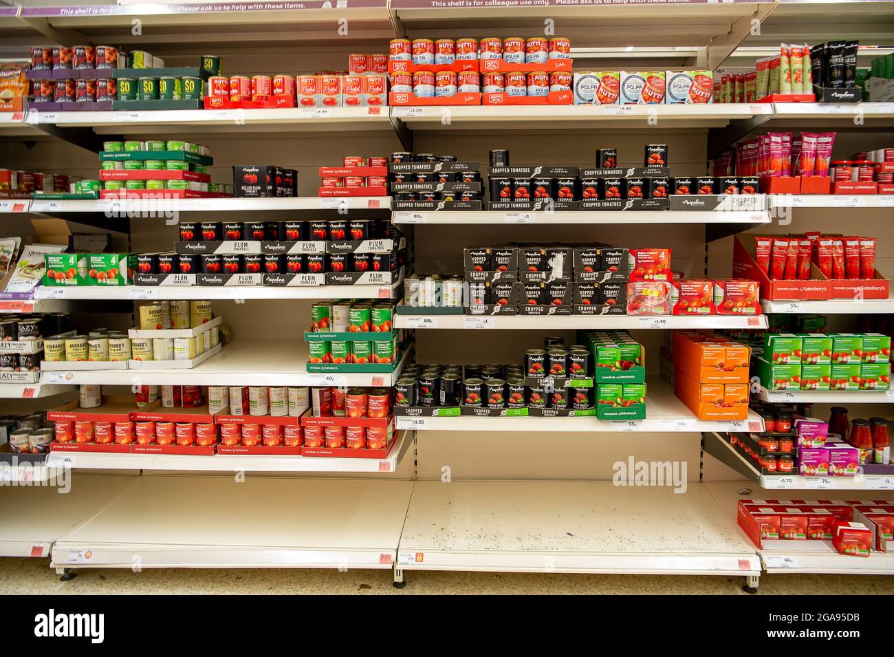 Taplow, Buckinghamshire, Großbritannien. Juli 2021. Einige Kunden haben Panik beim Kauf von Tomaten aus der Dose, was einige Lücken in den Regalen verschwand, jedoch war Sainsbury's Supermarket in Taplow heute Morgen gut bestückt. Im Allgemeinen gibt es einige Probleme in der Lieferkette mit Supermärkten aufgrund von Engpässen bei Lkw-Lkw-Fahrern sowie aufgrund der von der Covid-19 NHS Track and Trace app19 angepingelten Probleme mit der Selbstisolierung der Mitarbeiter in der Lieferkette Stockfoto