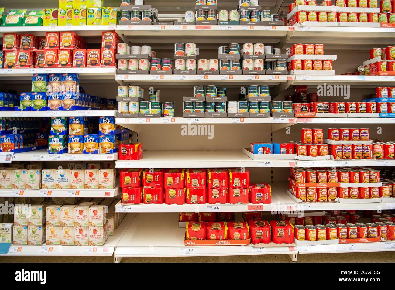 Taplow, Buckinghamshire, Großbritannien. Juli 2021. Einige Kunden haben Panik beim Kauf von Dosenfutter, was einige Lücken in den Regalen ließ, aber der Sainsbury's Supermarket in Taplow war heute Morgen gut bestückt. Im Allgemeinen gibt es einige Probleme in der Lieferkette mit Supermärkten aufgrund von Engpässen bei Lkw-Lkw-Fahrern sowie aufgrund der von der Covid-19 NHS Track and Trace app19 angepingelten Probleme mit der Selbstisolierung der Mitarbeiter in der Lieferkette Stockfoto