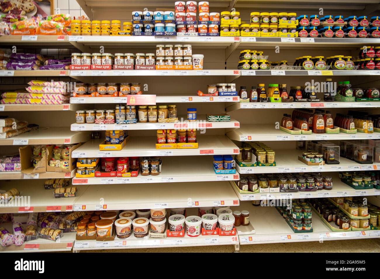 Taplow, Buckinghamshire, Großbritannien. Juli 2021. Erdnussbutter und Honig. Einige Kunden haben Panik beim Kauf, was einige Lücken in den Regalen ließ, aber Sainsbury's Supermarket in Taplow war heute Morgen gut bestückt. Im Allgemeinen gibt es einige Probleme in der Lieferkette mit Supermärkten aufgrund von Engpässen bei Lkw-Lkw-Fahrern sowie aufgrund der von der Covid-19 NHS Track and Trace app19 angepingelten Probleme mit der Selbstisolierung der Mitarbeiter in der Lieferkette Stockfoto