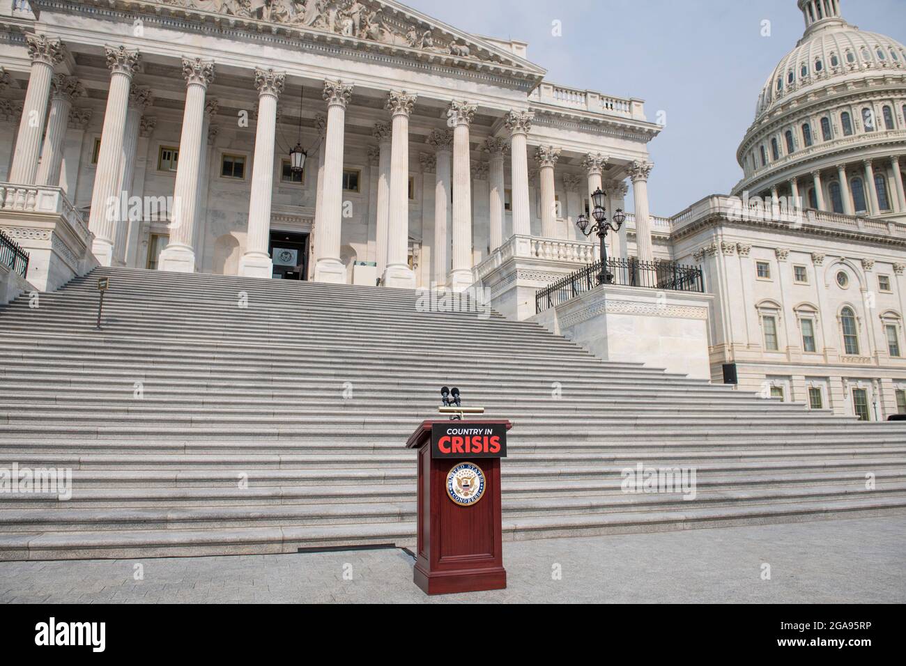 Washington, Vereinigte Staaten. Juli 2021. Am Donnerstag, den 29. Juli 2021, wird ein Rednerpult für eine Pressekonferenz über Präsident Joe Biden und die Führung der Sprecherin des Repräsentantenhauses, Nancy Pelosi, vor dem US-Kapitol in Washington, DC, aufgestellt. Kredit: Rod Lampey/CNP/dpa/Alamy Live Nachrichten Stockfoto