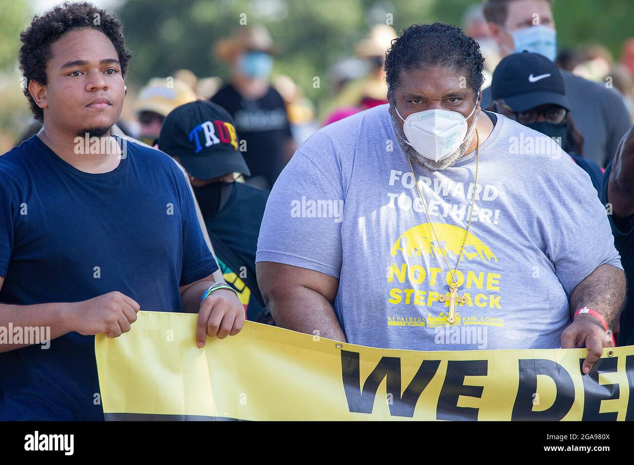 Überarb. 29. Juli 2021. Dr. William J. Barber II mit der Poor People's Campaign führt Demonstranten entlang der Zubringerstraßen für die Interstate 35 auf einem 27 Meilen langen, 4-tägigen Spaziergang von Georgetown nach Austin, der in Texas State Capital endet, in einem „Selma-Montgomery-Marsch“, um eine Aktion des Bundes im Hinblick auf die Stimmrechte zu fordern. Round Rock, Texas. Mario Cantu/CSM/Alamy Live News Stockfoto