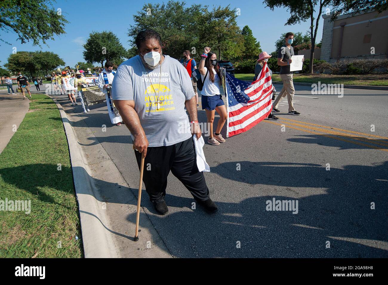 Überarb. 29. Juli 2021. Dr. William J. Barber II. Führte Demonstranten entlang der Zubringerstraßen der Interstate 35 auf einem 27 Meilen langen, 4-tägigen Spaziergang von Georgetown-to-Texas State Capital in einem „Selma-to-Montgomery-Marsch“, um Bundesmaßnahmen bezüglich der Stimmrechte zu fordern. Round Rock, Texas. Mario Cantu/CSM/Alamy Live News Stockfoto