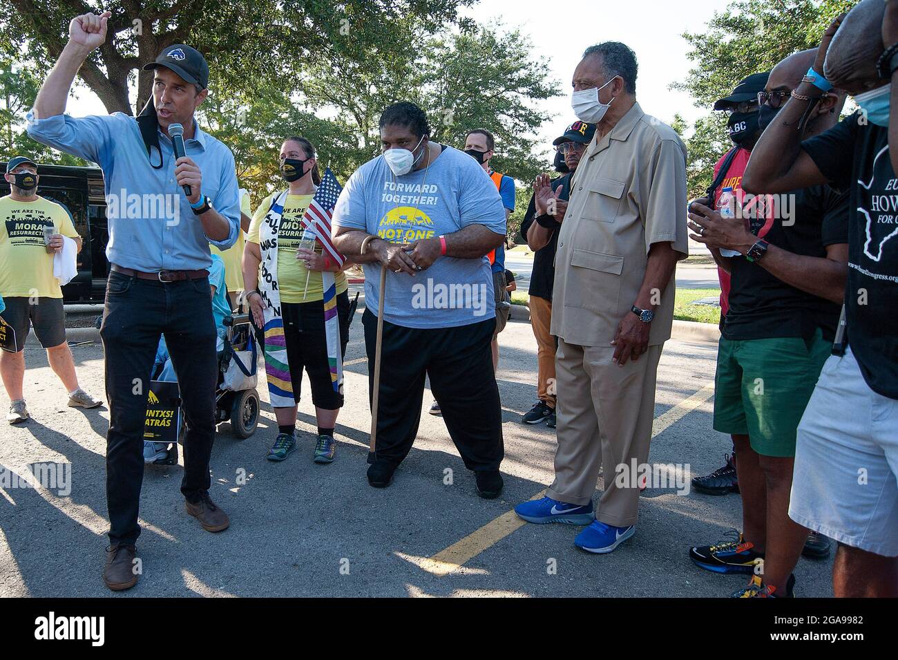 29. Juli 2021: Beto O' Rourke, Rev. Dr. William J. Barber II und Rev. Jesse L. Jackson, Sr. Mit Demonstranten der Poor People's Campaign entlang der Zubringerstraßen zur Interstate 35 auf einer 27-Meilen-Straße, 4-tägiger Spaziergang von Georgetown nach Texas State Capital in einem „Selma-Montgomery-Marsch“, um Maßnahmen des Bundes im Hinblick auf die Stimmrechte zu fordern. Round Rock, Texas. Mario Cantu/CSM Stockfoto