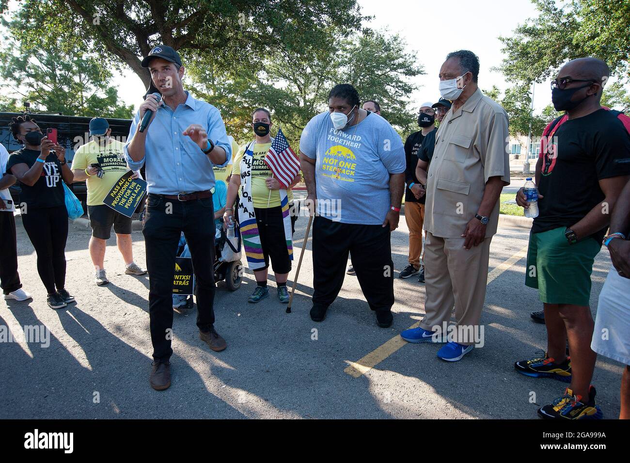 29. Juli 2021: Beto O' Rourke, Rev. Dr. William J. Barber II und Rev. Jesse L. Jackson, Sr. Mit Demonstranten der Poor People's Campaign entlang der Zubringerstraßen zur Interstate 35 auf einer 27-Meilen-Straße, 4-tägiger Spaziergang von Georgetown nach Texas State Capital in einem „Selma-Montgomery-Marsch“, um Maßnahmen des Bundes im Hinblick auf die Stimmrechte zu fordern. Round Rock, Texas. Mario Cantu/CSM Stockfoto