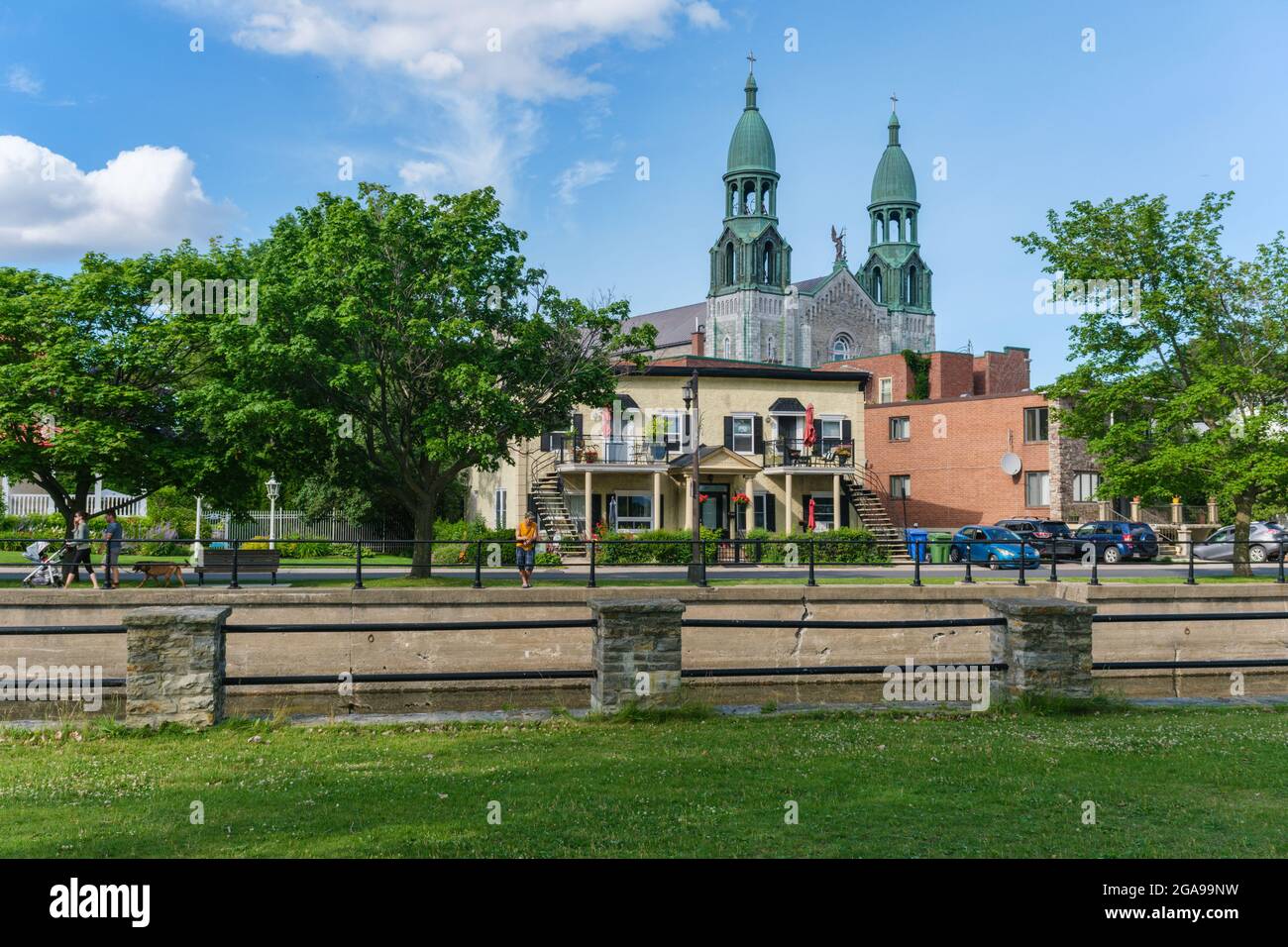 Lachine, CA - 4. Juli 2021: Türme der Kirche Paroisse Saints-Anges Stockfoto