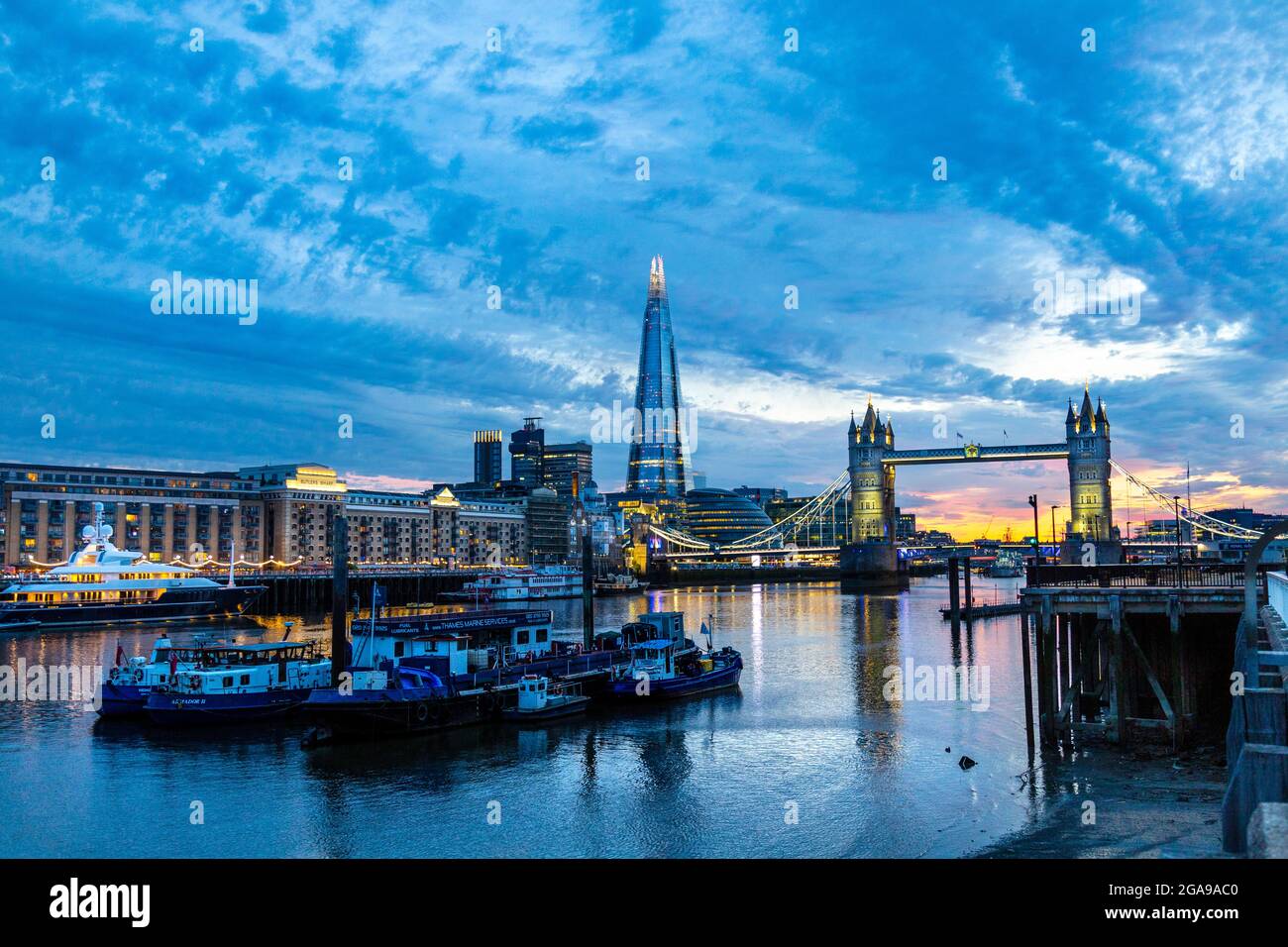 Skyline von London, Themse, Shard und Tower Bridge am Abend gegen den dramatischen Himmel, London, Großbritannien Stockfoto