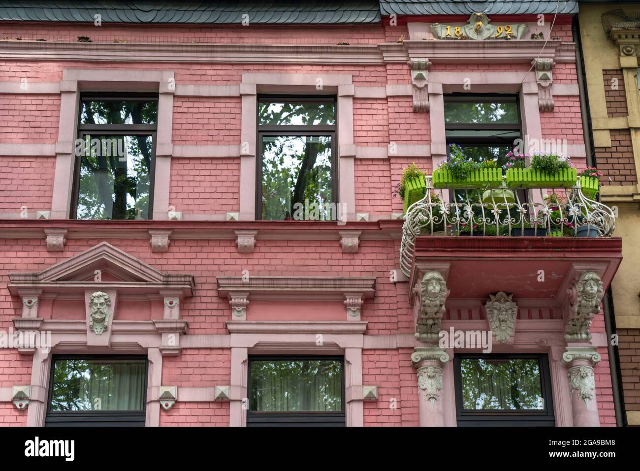 Hafenviertel Duisburg-Ruhrort, alte rosa Hausfassade, Balkon, NRW, Deutschland, Stockfoto