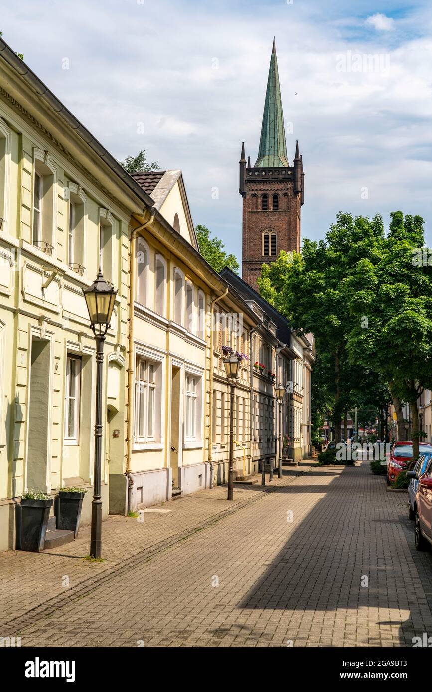 Hafenviertel Duisburg-Ruhrort, Wohnhäuser, Kirche St. Maximilian, Fabrikstraße, NRW, Deutschland, Stockfoto