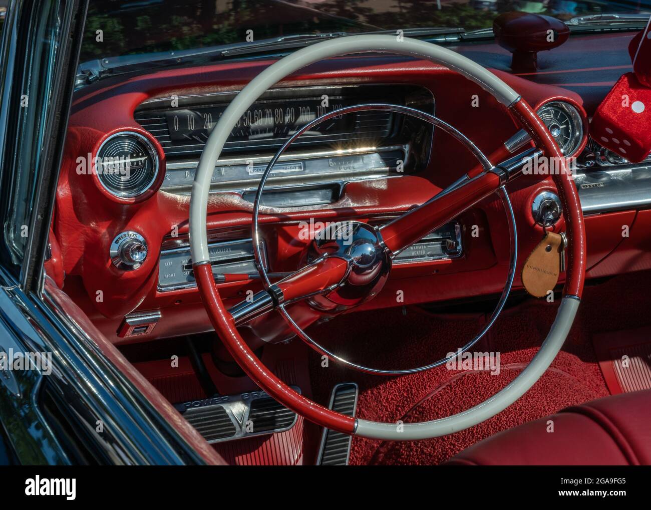 PLYMOUTH, MI/USA - 26. JULI 2021: Nahaufnahme eines Cadillac Eldorado-Armaturenbretts aus dem Jahr 1959 auf der Automobilausstellung Concours d'Elegance of America im Inn at St. John's. Stockfoto