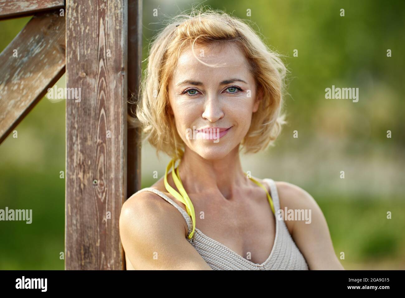 Glückliche blonde Frau 48 Jahre alt posiert draußen. Stockfoto