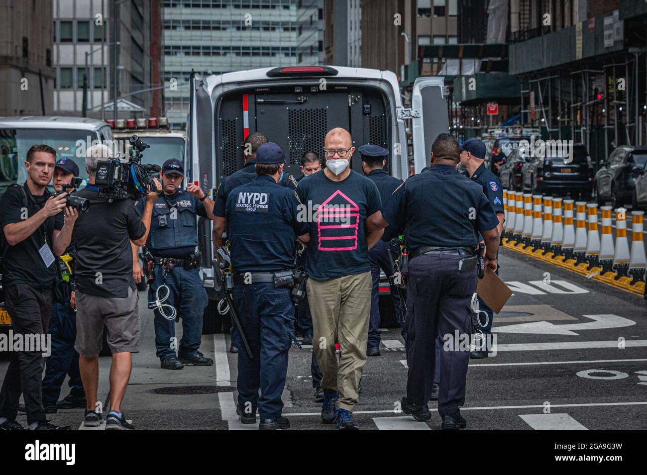 Mitglieder einer Obdachlosenkoalition aus NYC haben am 29. Juli 2021 vor dem Rathaus eine direkte Aktion durchgeführt, um den gebrochenen Rekord von Bürgermeister de Blasio über Obdachlosigkeit herauszurufen. Einige Teilnehmer verhandnahmen einen Akt zivilen Ungehorsams, der zu 9 Festnahmen führte. Die Gruppe fordert, dass der Bürgermeister und die Stadtbehörden unverzüglich handeln, um unmenschliche und schlecht durchgeführte Transfers von einzelnen New Yorkern, die Obdachlosigkeit von COVID-sicheren Hotels erfahren, in das unsichere Schutzsystem der Menschengruppen zu stoppen; zu verhindern, dass die NYPD-Straße „ins Schutzsystem fegt“; Und für den Bürgermeister, sofort Maßnahmen zu Intro 146 zu ergreifen, eine Rechnung w Stockfoto