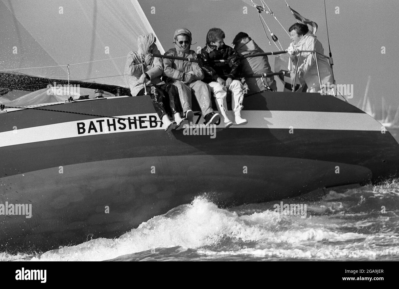 AJAXNETPHOTO. 1985. SOLENT, ENGLAND. - FASTNET-RENNSTART - YACHT BATHSHEBA BEI RAUEM WETTER AM START. FOTO: JONATHAN EASTLAND/AJAX REF: FNTR85 23A 84 Stockfoto