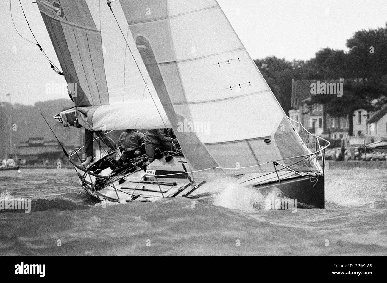 AJAXNETPHOTO. 1985. SOLENT, ENGLAND. - KANAL-RENNSTART - NEUSEELÄNDISCHES ADMIRAL'S CUP TEAM YACHT CANTEBURY BEI RAUEM WETTER AM START. FOTO: JONATHAN EASTLAND/AJAX REF: CHR85 30A 14 Stockfoto