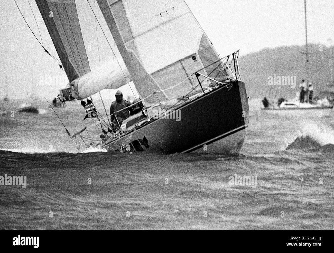 AJAXNETPHOTO. 1985. SOLENT, ENGLAND. - KANAL-RENNSTART - NEUSEELÄNDISCHES ADMIRAL'S CUP TEAM YACHT CANTEBURY BEI RAUEM WETTER AM START. FOTO: JONATHAN EASTLAND/AJAX REF: CHR85 33A 27 Stockfoto