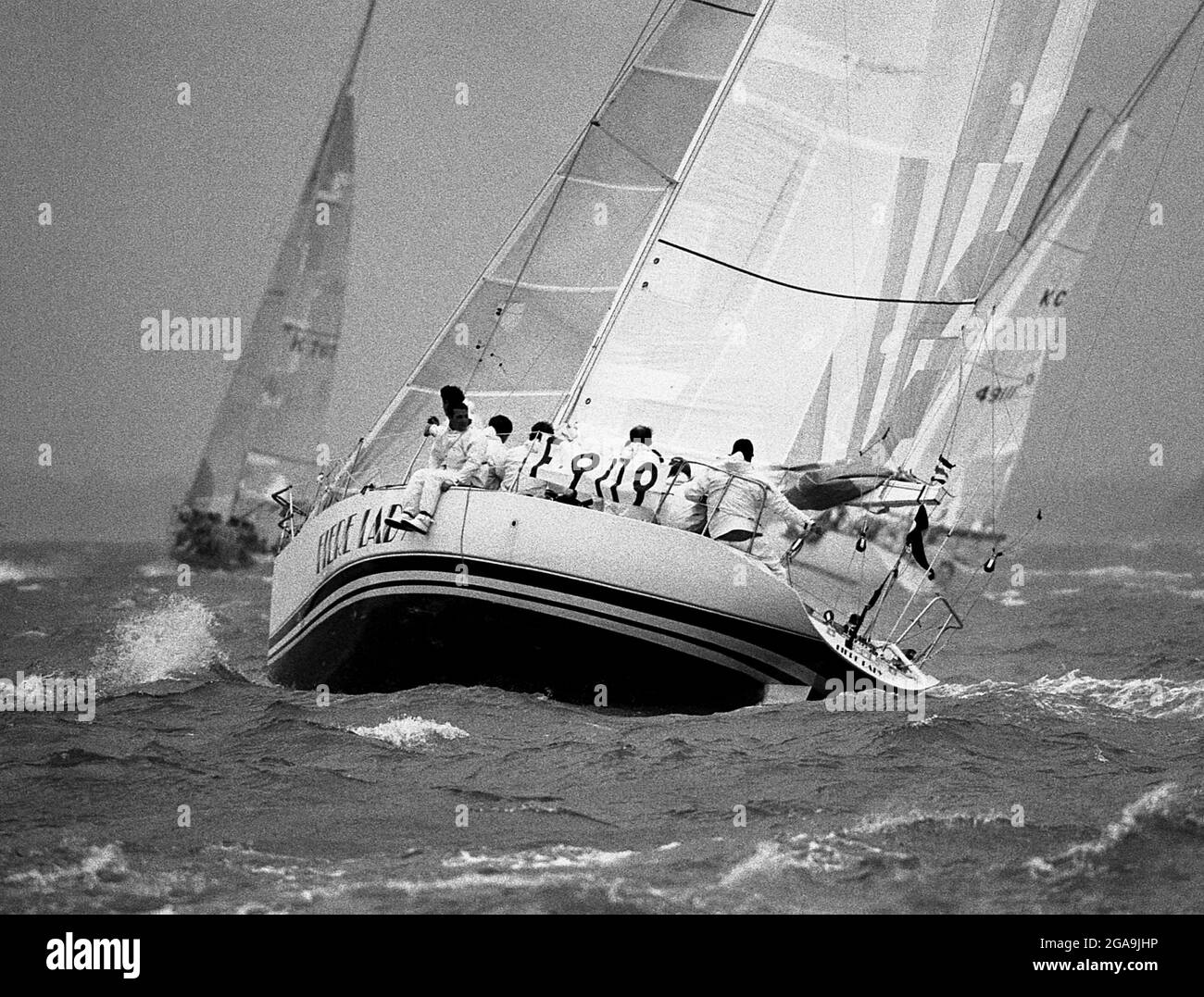 AJAXNETPHOTO. 1985. SOLENT, ENGLAND. - KANAL-RENNSTART - FRANZÖSISCHES ADMIRAL'S CUP TEAM YACHT FIERE LADY BEI RAUEM WETTER AM START. FOTO: JONATHAN EASTLAND/AJAX REF: CHR85 11A 16 Stockfoto