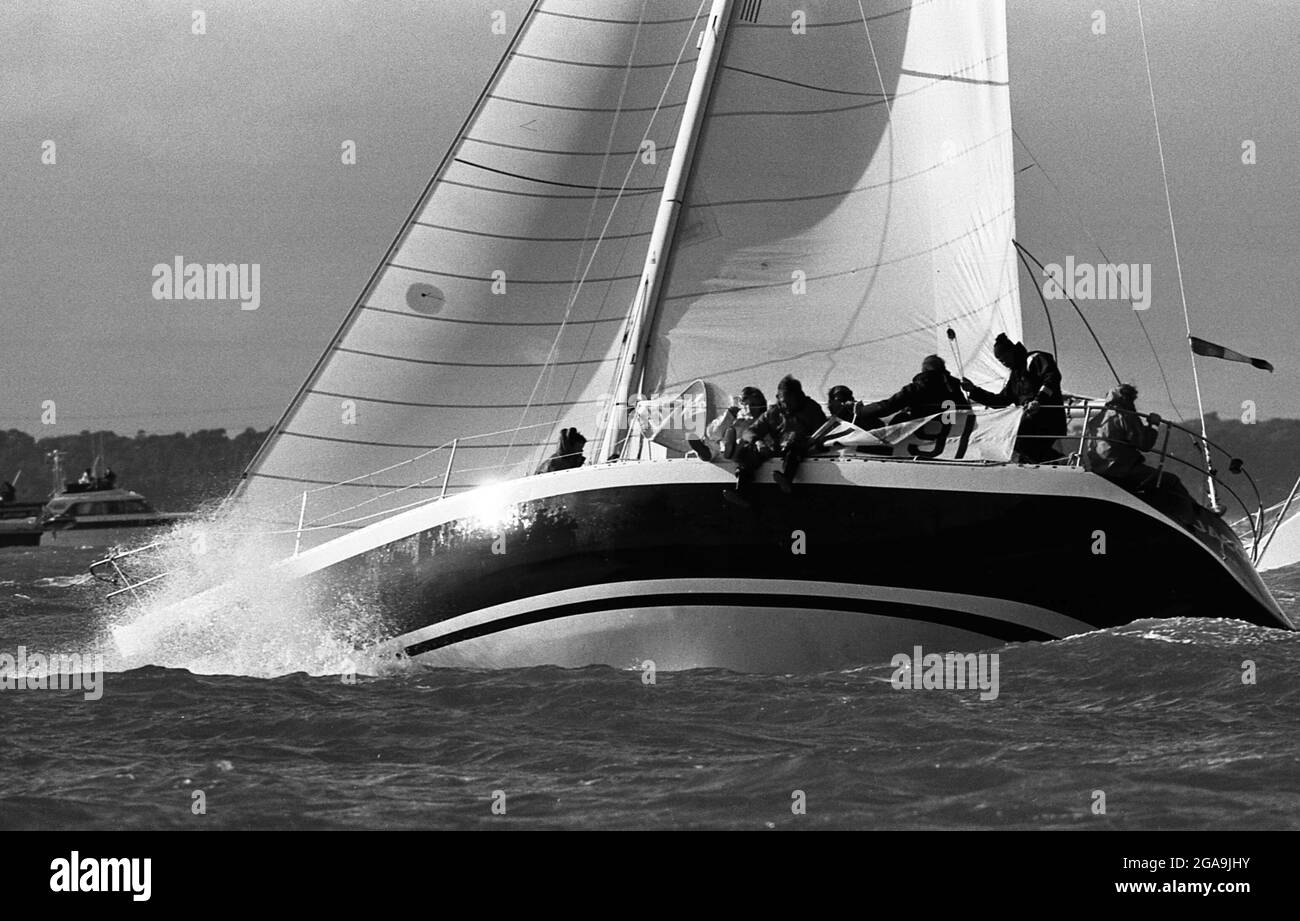 AJAXNETPHOTO. 1985. SOLENT, ENGLAND. - FASTNET-RENNSTART - YACHT JACOB BEI RAUEM WETTER AM START. FOTO: JONATHAN EASTLAND/AJAX REF: FNTR85 3A 61 Stockfoto