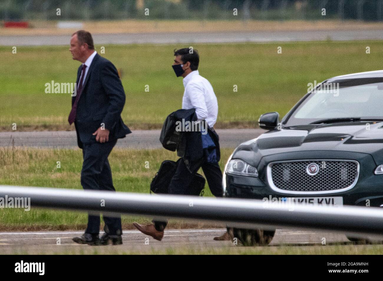 Glasgow, Schottland, Großbritannien. Juli 2021. BILD: (Mitte) der britische Schatzkanzler, RT Hon Rishi Sunak MP, sah, wie er mit seinem Privatjet vom Glasgow International Airport abgeflogen war, nachdem er einige Unternehmen in Schottland besucht und Verbindungen zur Union aufgenommen hatte. Quelle: Colin Fisher/Alamy Live News Stockfoto