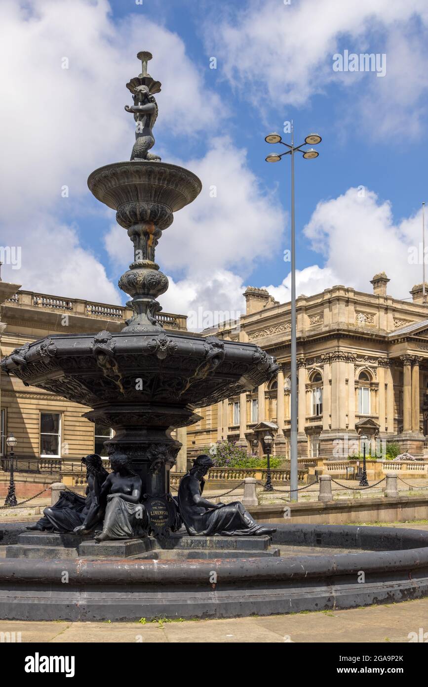 LIVERPOOL, UK - JULY 14 : Steble Fountain im William Brown Street Conservation Area von Liverpool, England am 14. Juli 2021 Stockfoto