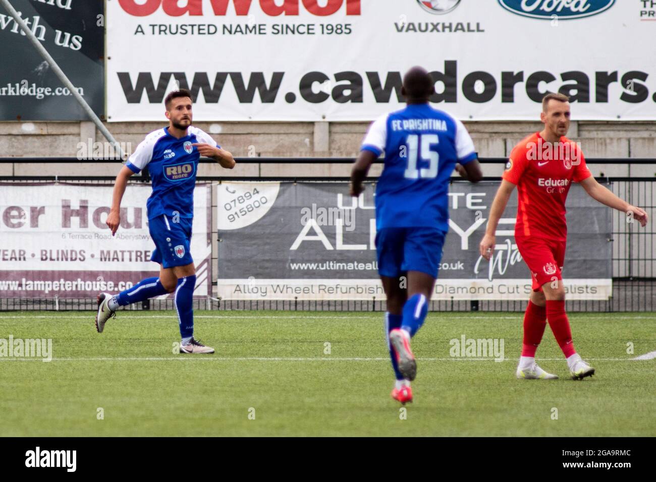 Aberystwyth, Großbritannien. Juli 2021. Endrit Krasniqi vom FC Prishtina feiert das erste Tor seiner Seite. Connahs Quay gegen FC Prishtina in der zweiten Qualifikationsrunde der UEFA Europa Conference League am 29. Juli 2021 in der Park Avenue. Quelle: Lewis Mitchell/Alamy Live News Stockfoto