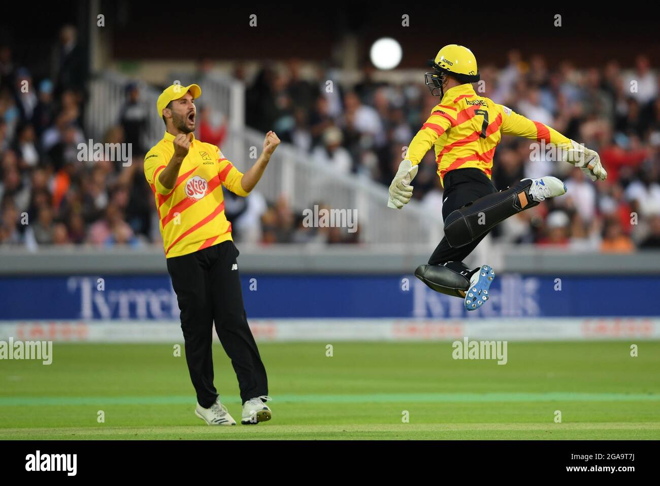 Lords Cricket Ground, London, Großbritannien. Juli 2021. Tom Moores von Trent Rockets (rechts) feiert den Fang von Ravi Bopara von London Spirits mit Lewis Gregory während des 100-Männer-Spiels zwischen London Spirit und Trent Rockets: Credit: Ashley Western/Alamy Live News Stockfoto