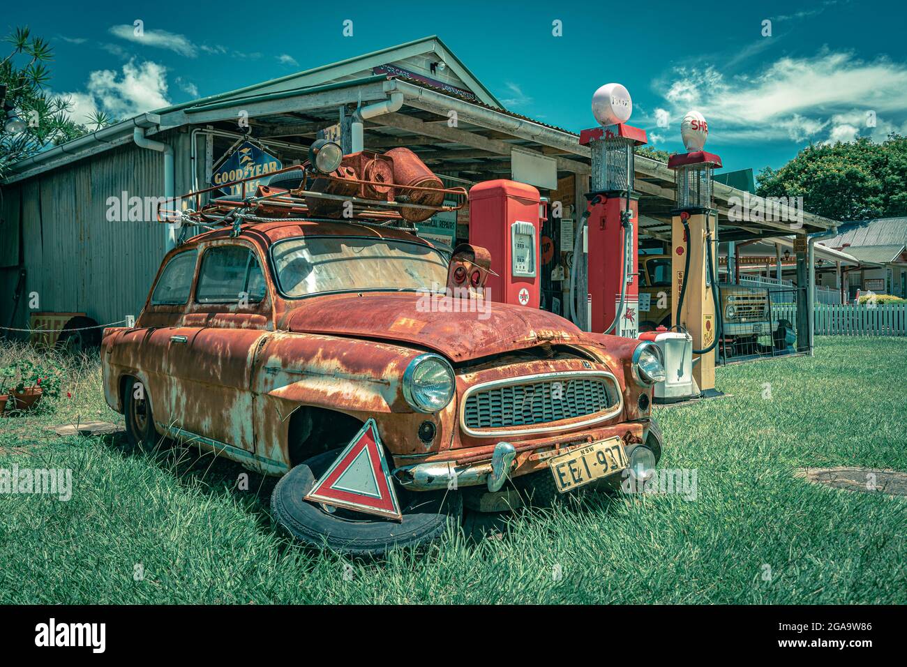 Caboolture, Queensland, Australien - Alte rostige Auto neben der verlassenen Tankstelle Stockfoto